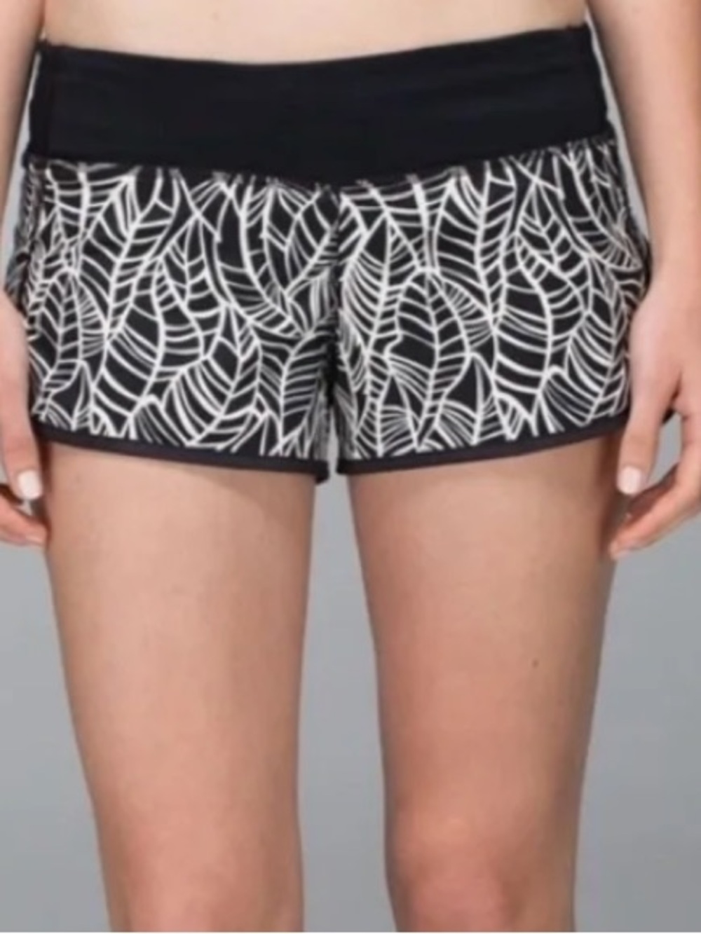 Lululemon Run Speed Short Pretty Palm Black Angel Wing Print Womens Size 6